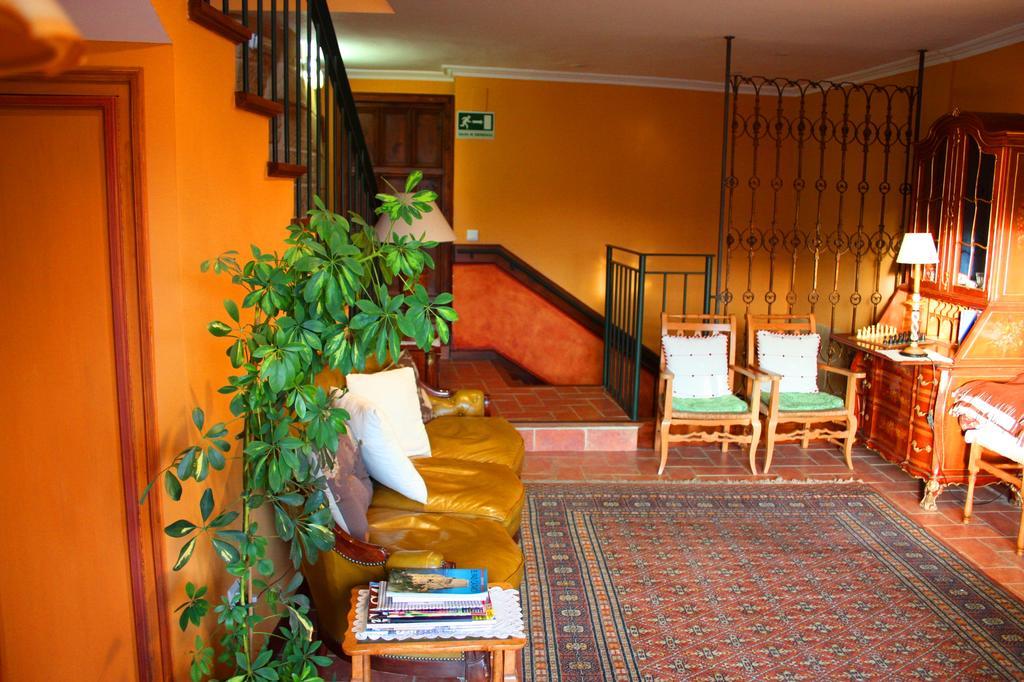 La Casa De Sebastian Guest House Валдеробрес Екстериор снимка