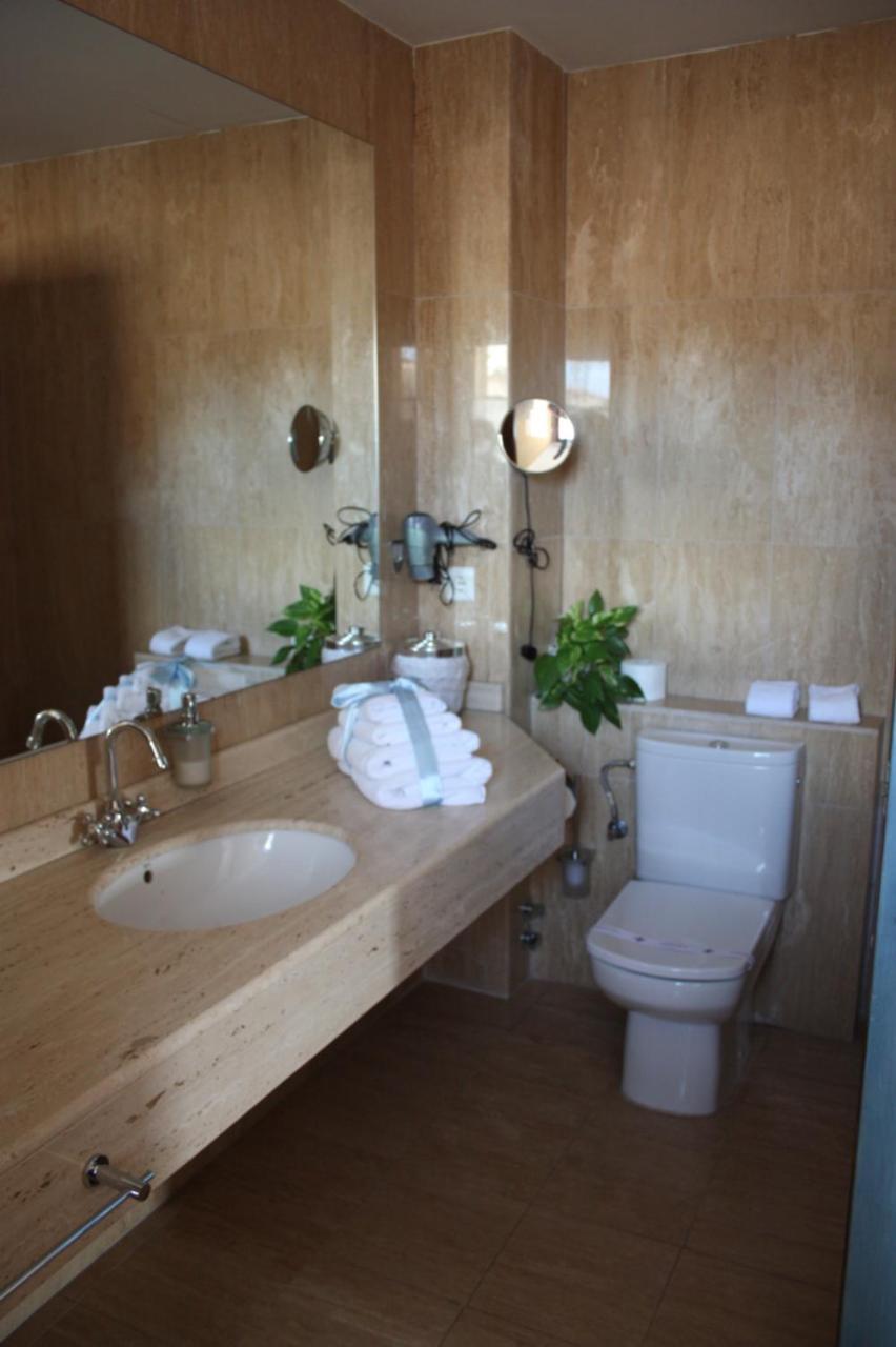 La Casa De Sebastian Guest House Валдеробрес Екстериор снимка